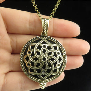 B1Q312 Hollow Necklace Locket Essential Oil Diffuser Aromatherapy Locket Necklace Perfume Pendant Dream Catcher Necklace